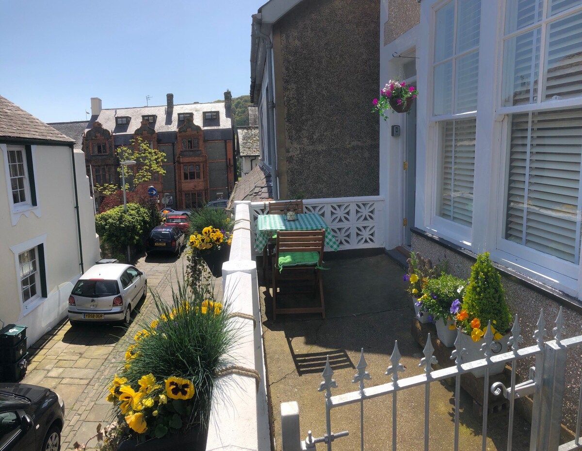 Downtown cottage-heart of Conwy-park free outside