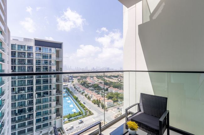 Elegant 1BR with Balcony & Skyline Views
