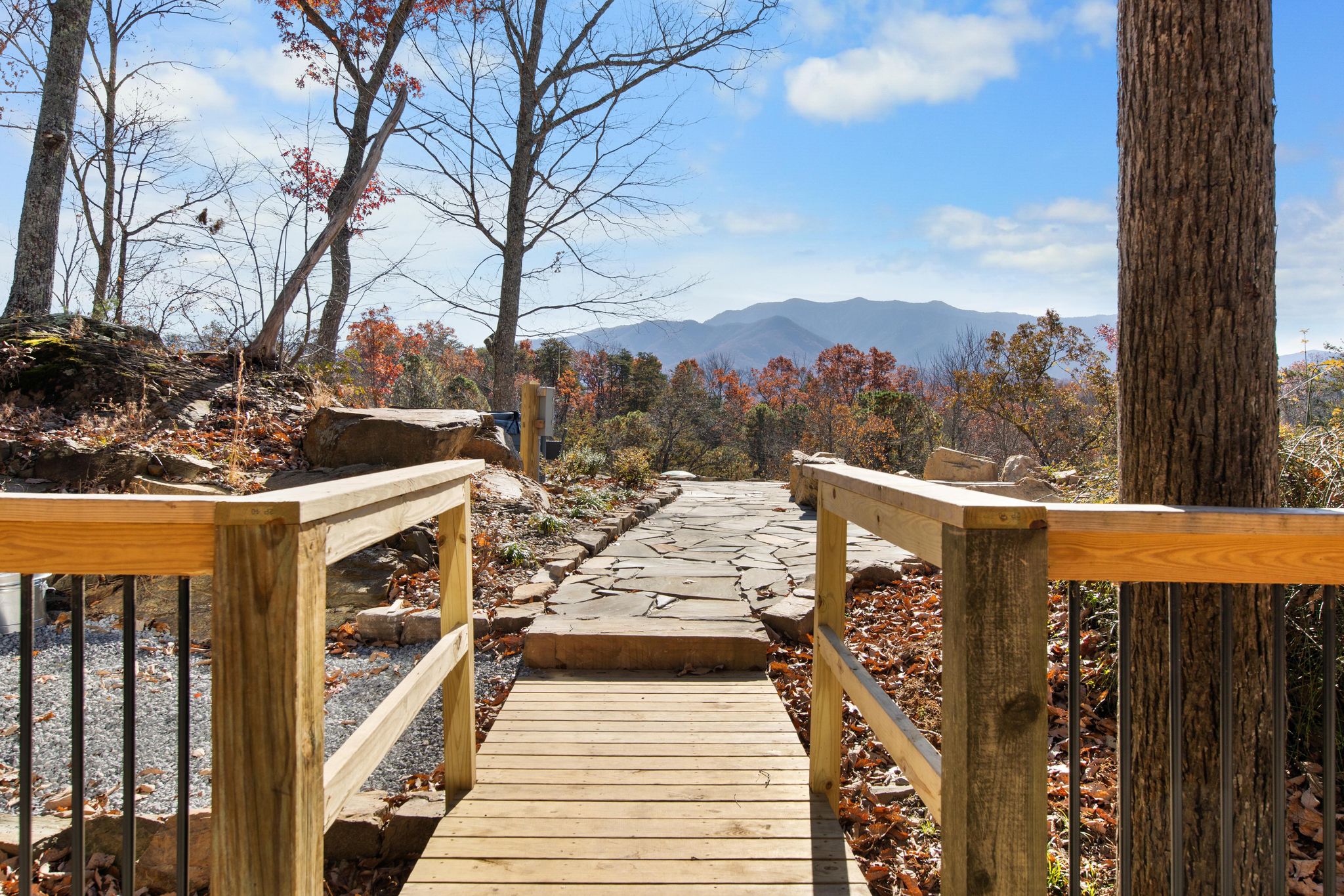 The Highland | Sleeps 33 & Mountain Views