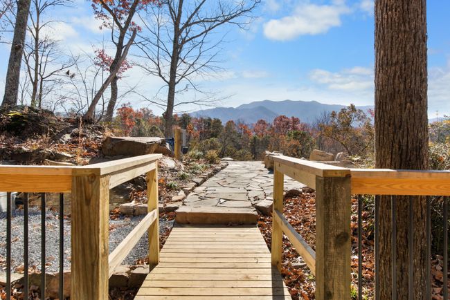 The Highland | Sleeps 33 & Mountain Views