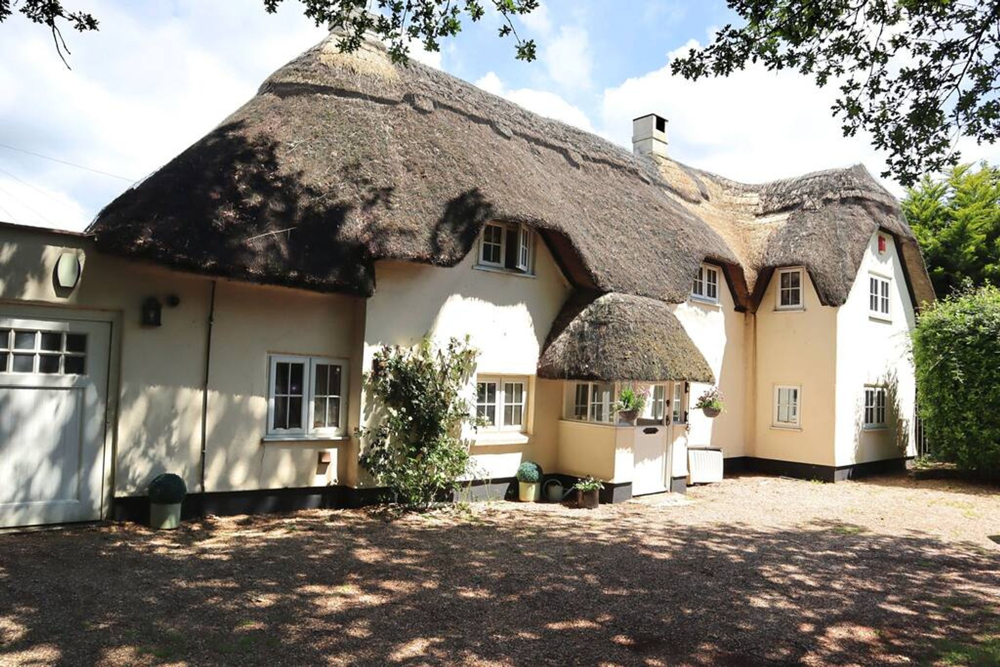 Large 5 Bedroom Thatched Cottage - Great Location!