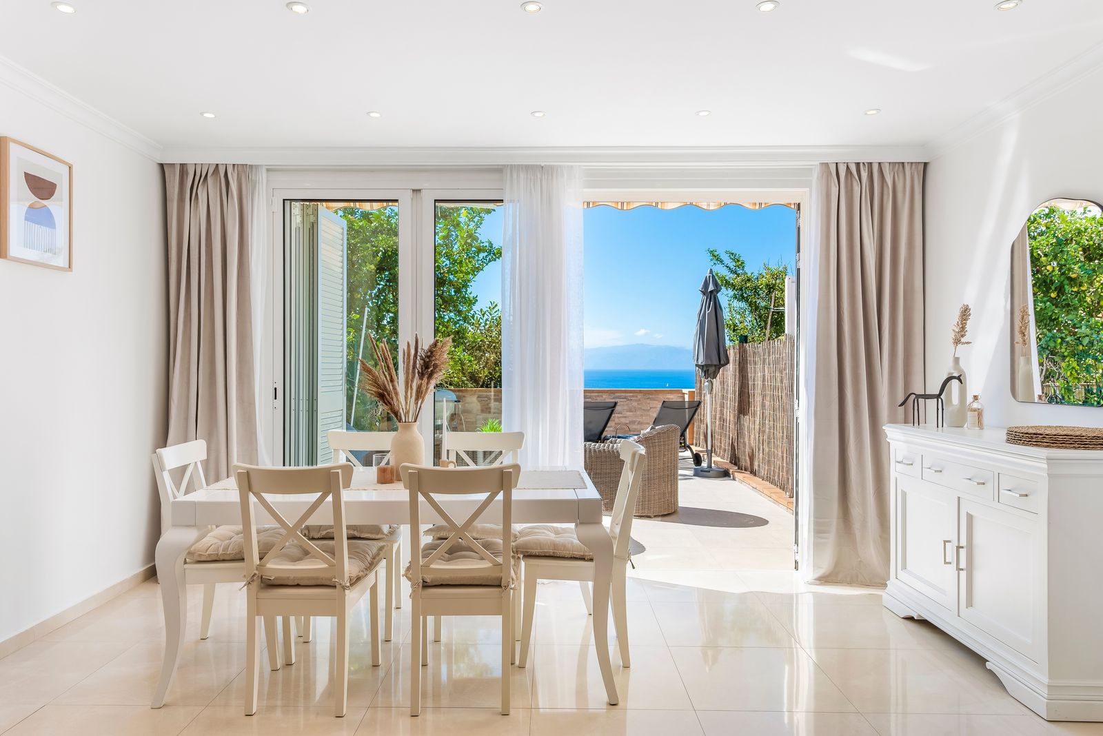 Modern, bright and welcoming ocean view apartment