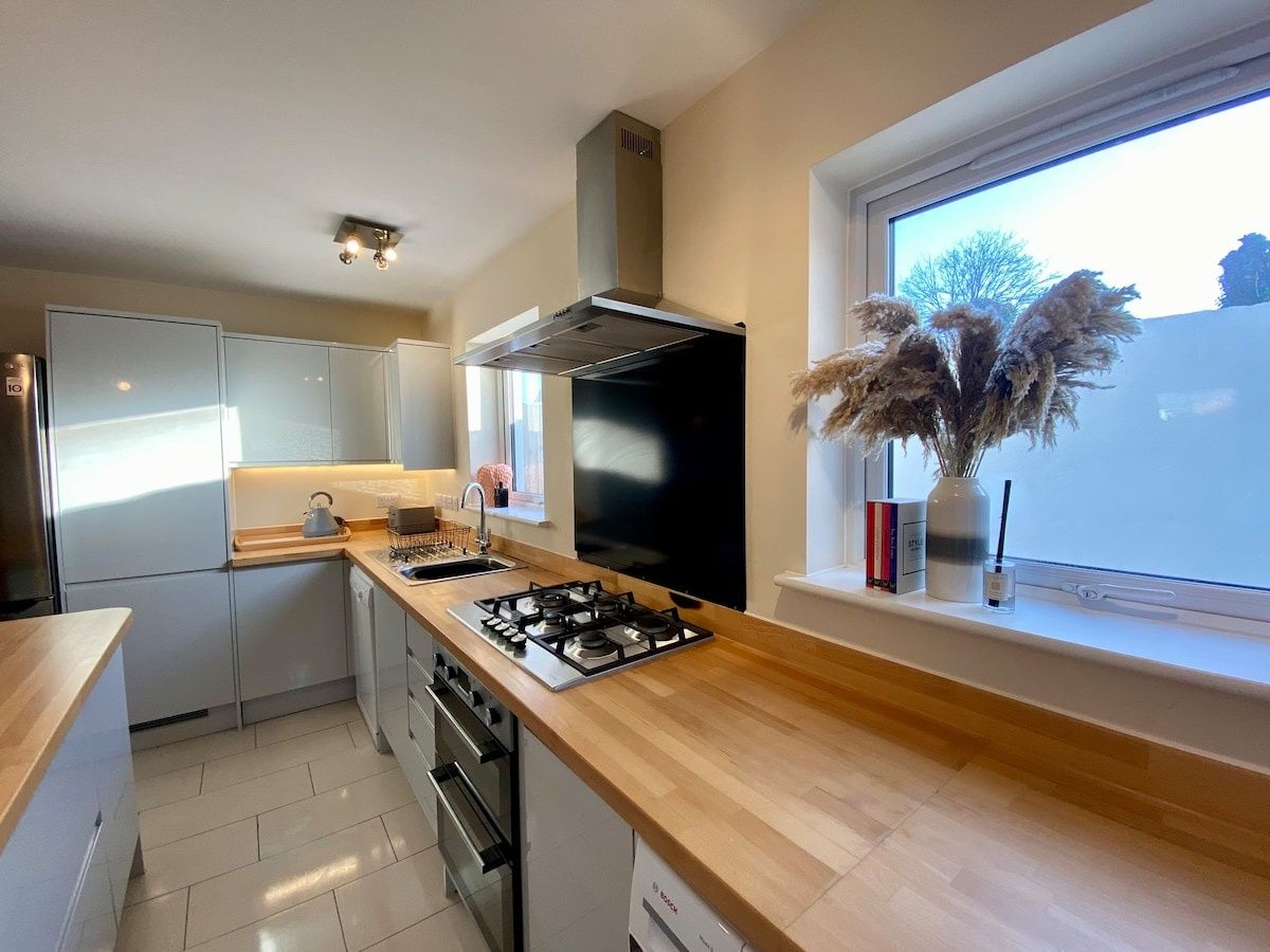 3 Bedroom House, Bath Road, Cheltenham - Free Parking