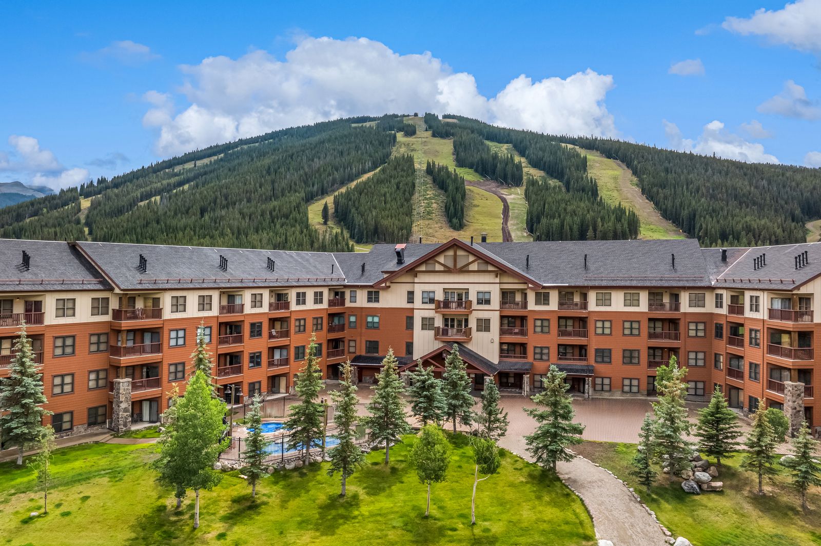 Steps to Superbee Lift + Hot Tubs, Trails & Mountain Views