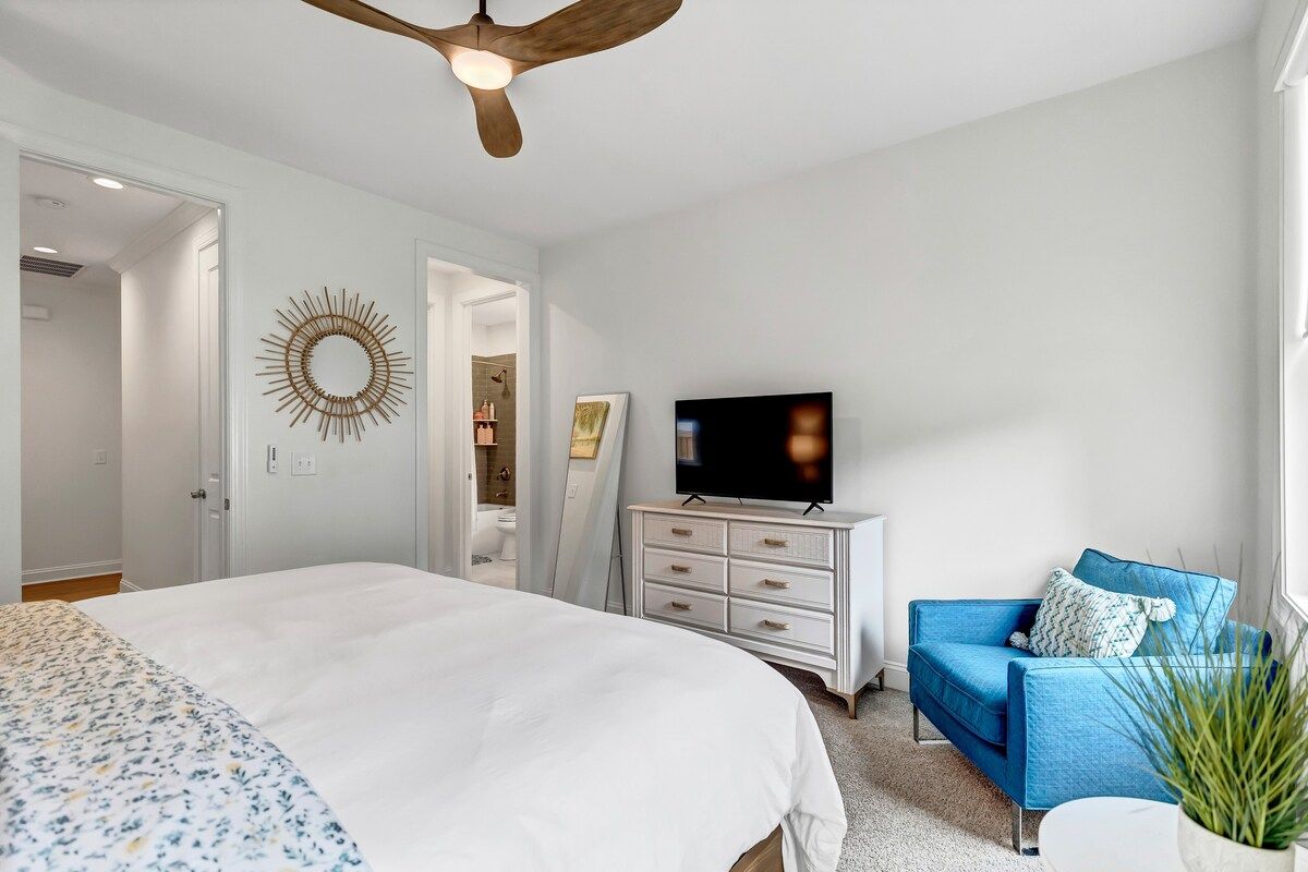 Luxury Oasis - Pool, Jacuzzi, Golf Cart!
