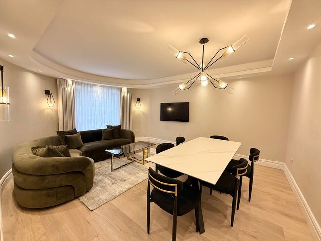 Luxurious 3-Bedroom Apartment Near Hyde Park