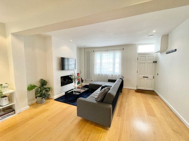 Spacious Mews House near Earls Court with Patio