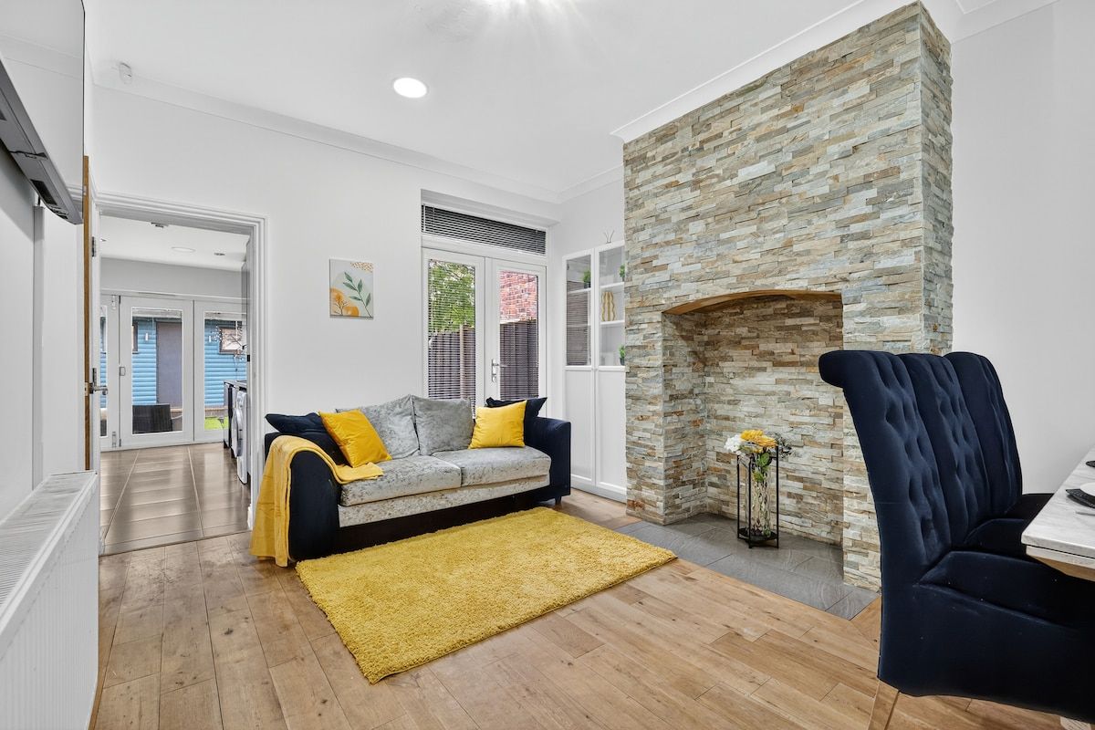 Salford Spacious 4BR House Sleeps 7 + Garden