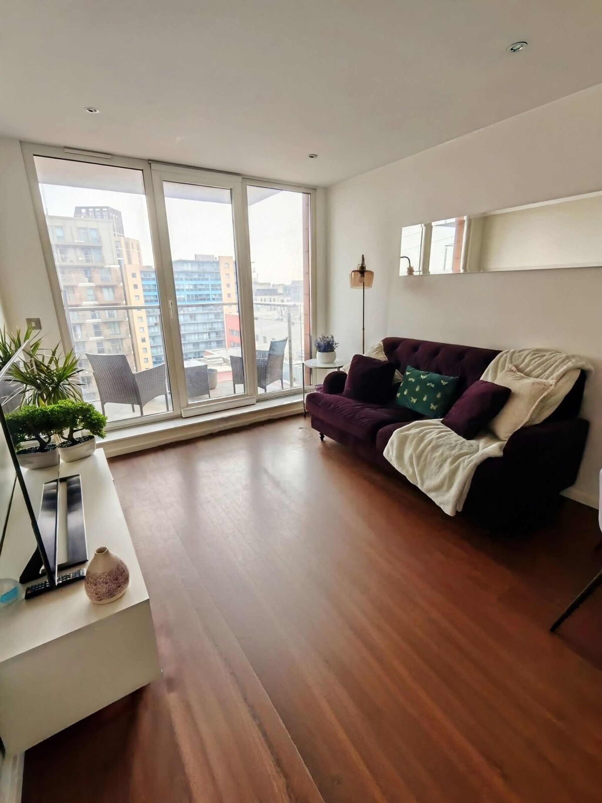 Cozy 11th Floor Retreat Near ExCeL & O2 Prime Spot