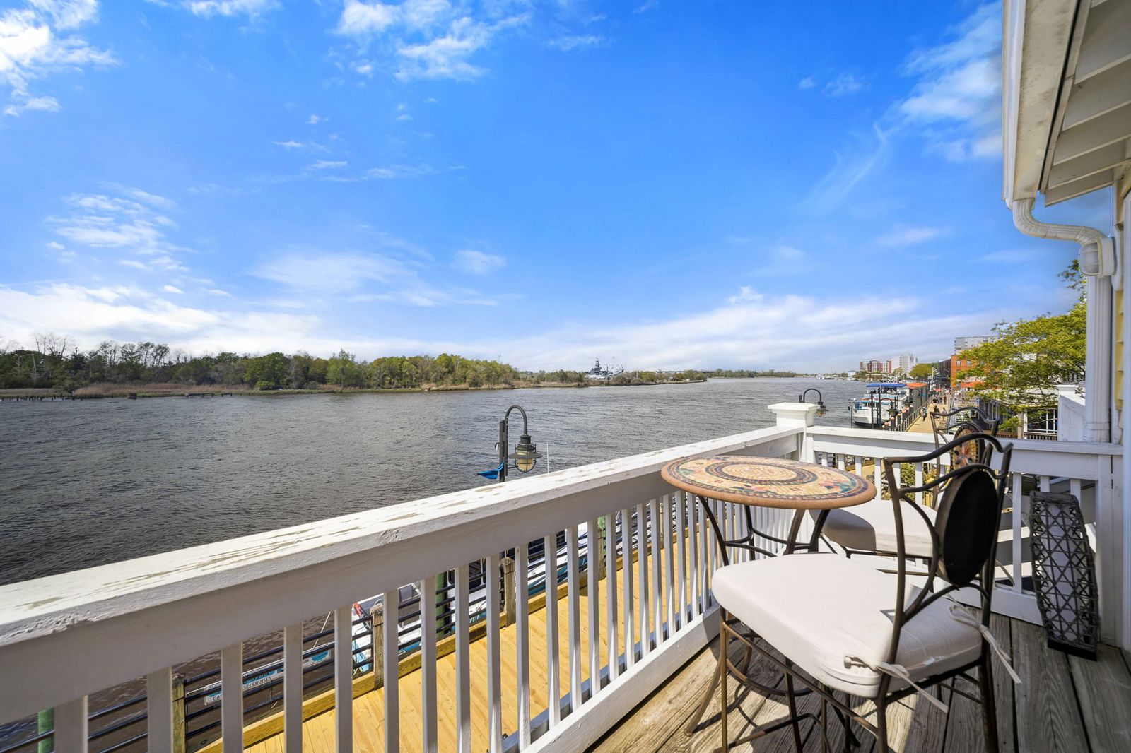 The Lantern Loft - Luxury Riverfront Downtown