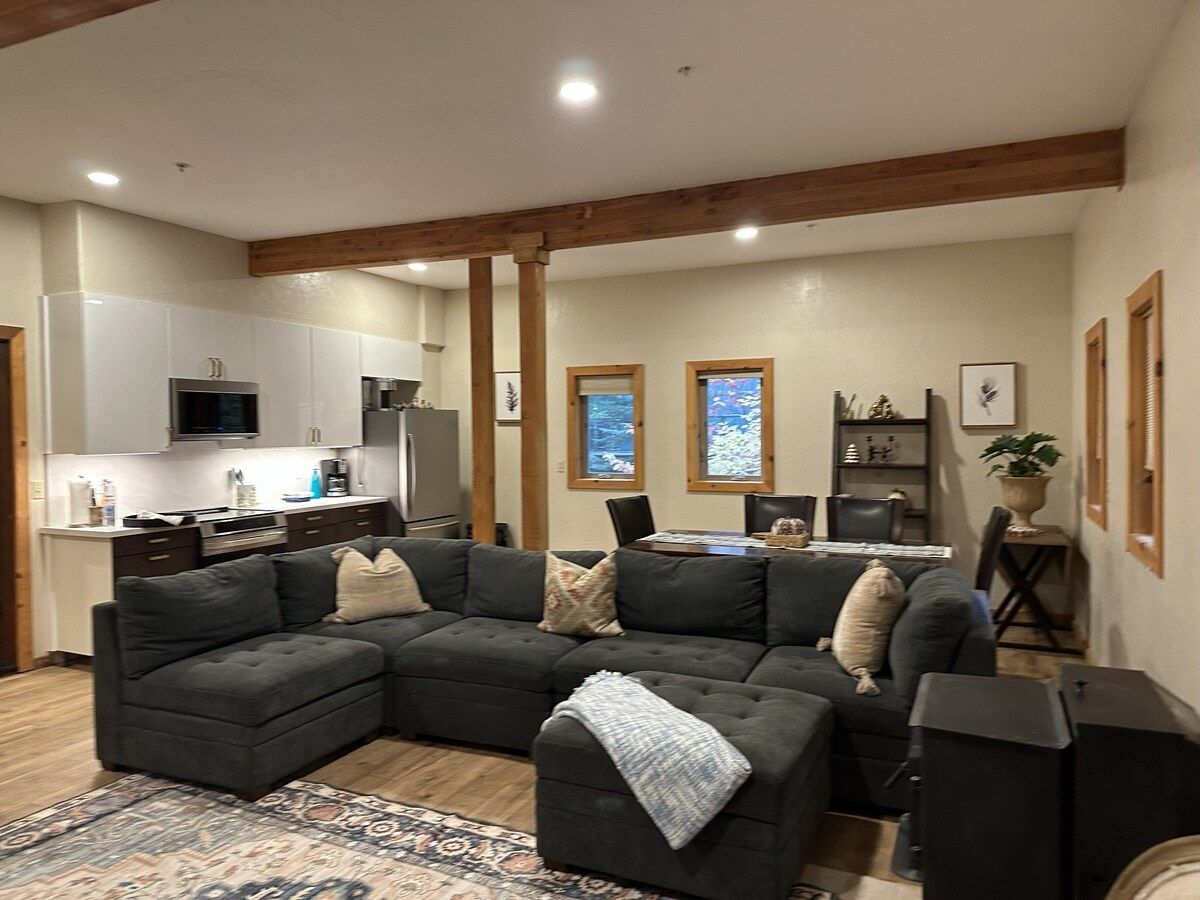 Lily of the Valley - Climber's Cove. Yosemite Day Use Reservations included. Welcome Breakfast, Central Location, AC, WiFi