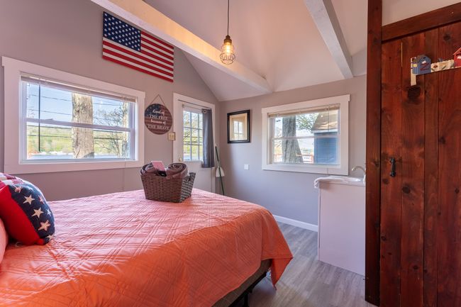 Lake View Cabin 1, featuring AC, TV, Wi-Fi, and Lake Access