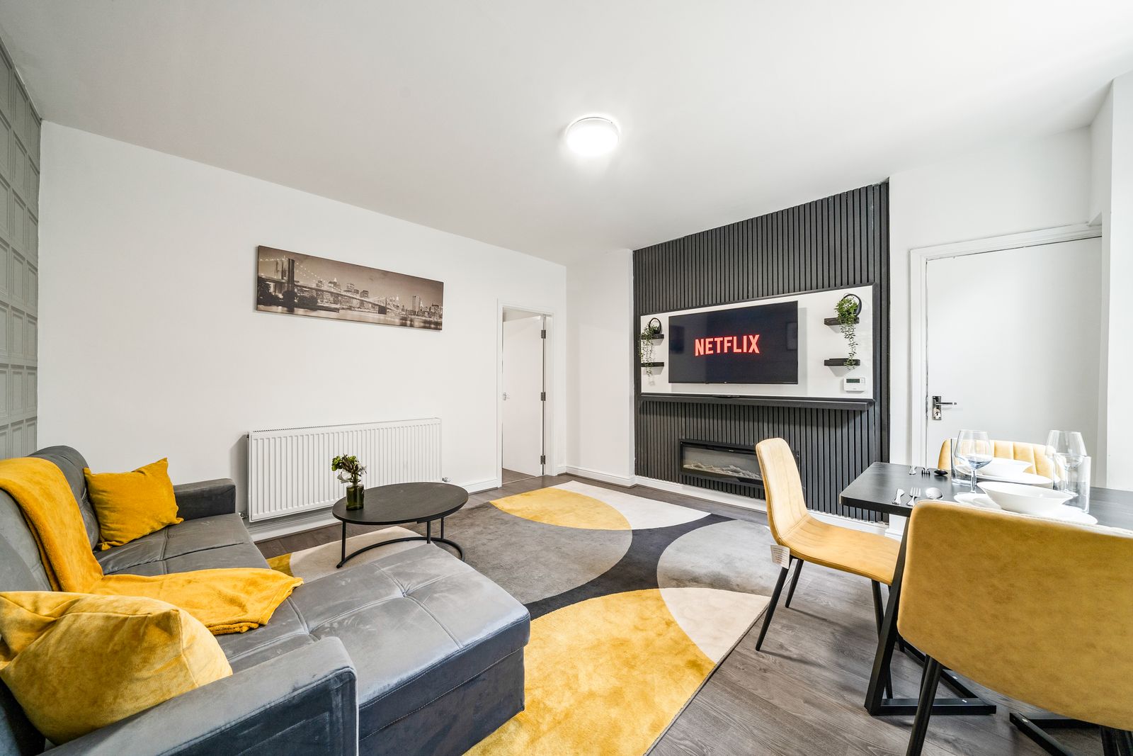 King Bed Apartment, Walk To Piece Hall, Lloyds And Train Station