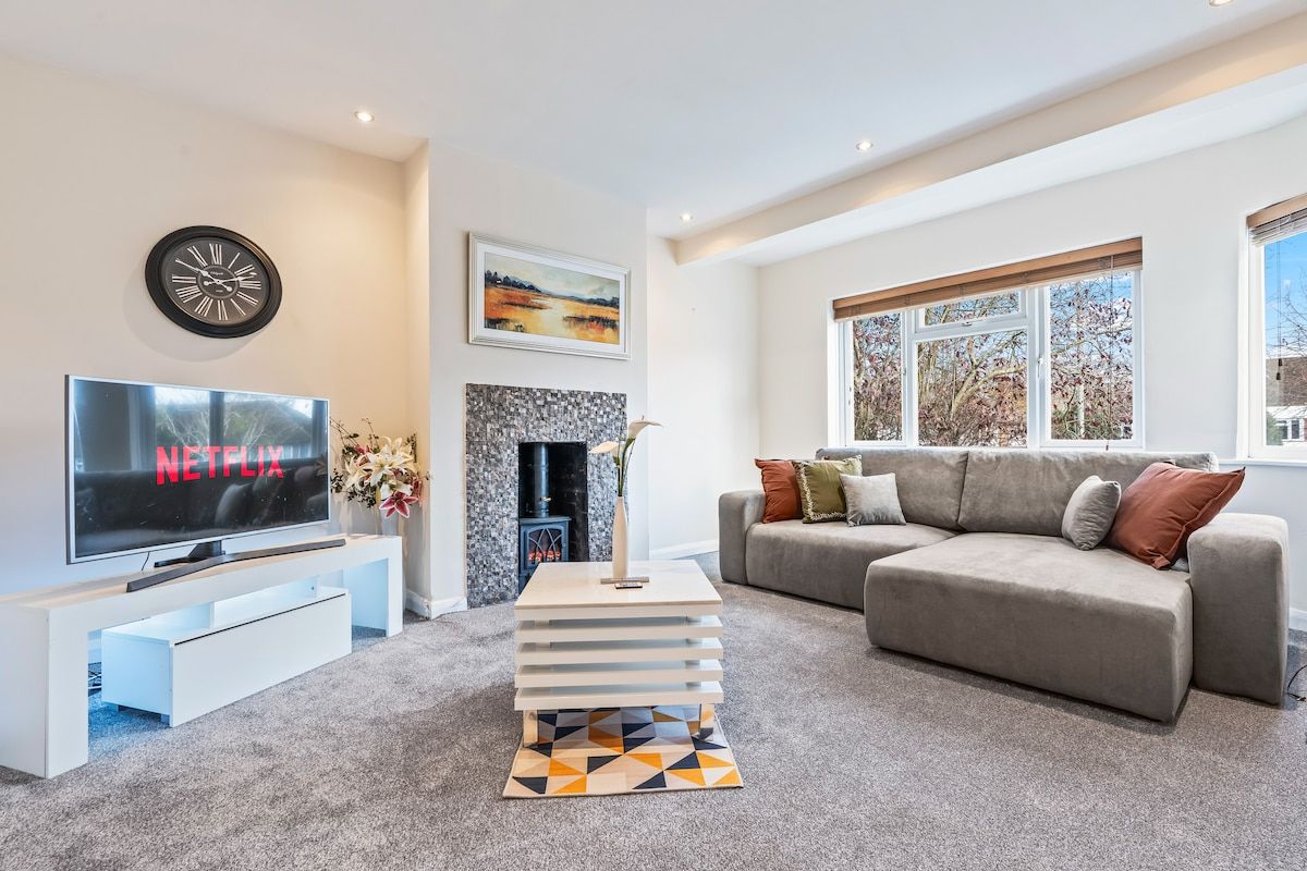 Contractor’s Dream | Parking | Pool & Tennis Table