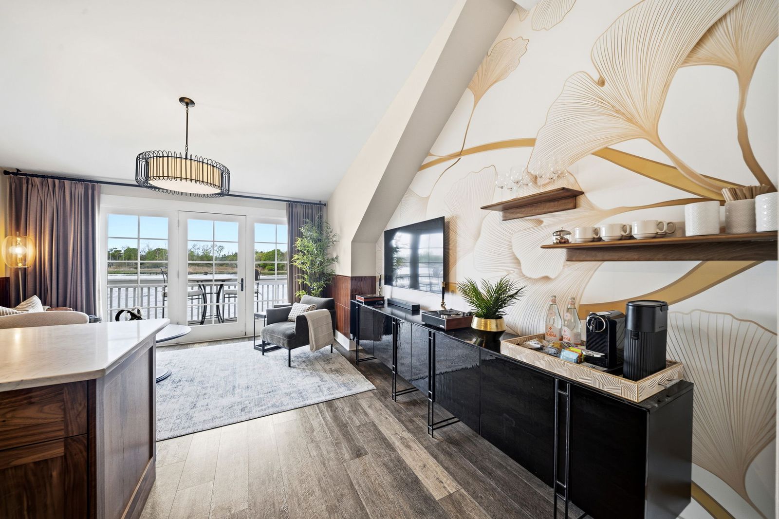 The Lantern Loft - Luxury Riverfront Downtown
