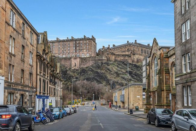 Central Edinburgh Offsite Parking Sleeps 4