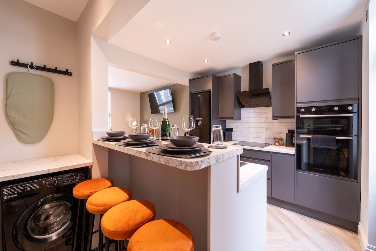 Cheltenham House - 3 Beds, Central - Free Parking