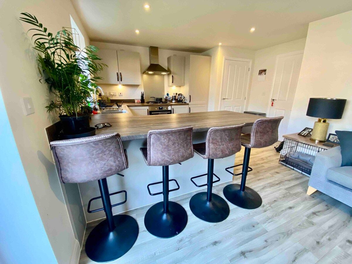 Modern 3Bed House • Parking • WiFi • Hampton Water