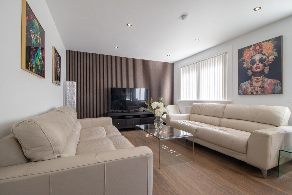 The Kings Height: Close to Glasgow & Edinburgh