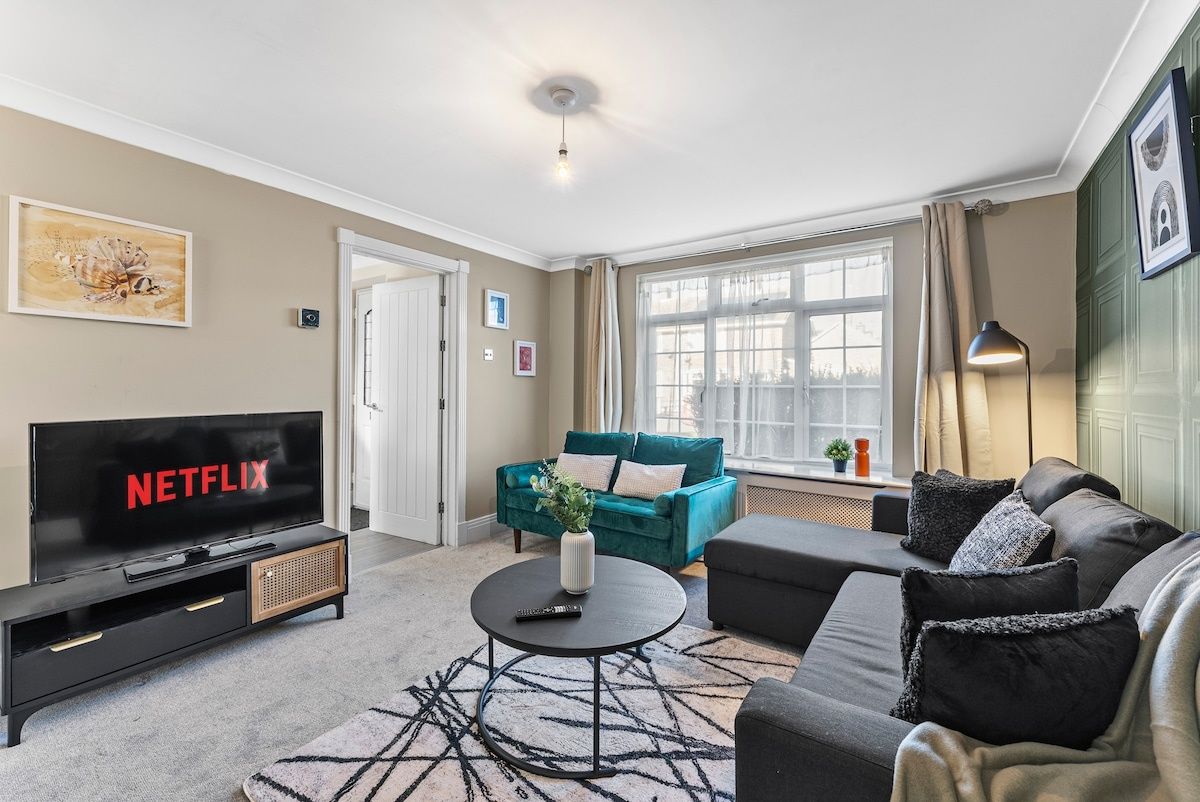 Modern 4 bed in Bracknell - Games&nbsp;Room - Garden
