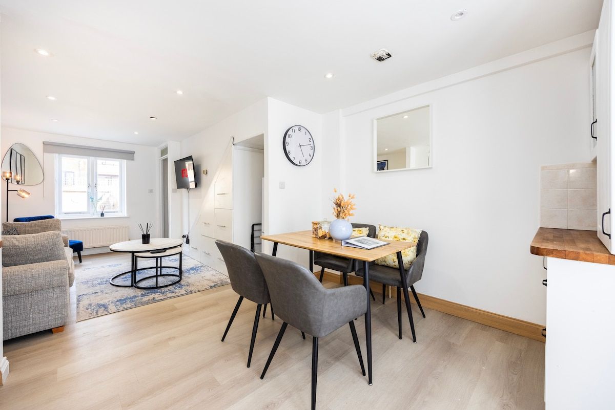 Modern 2BR • Near Canary Wharf • Free Parking