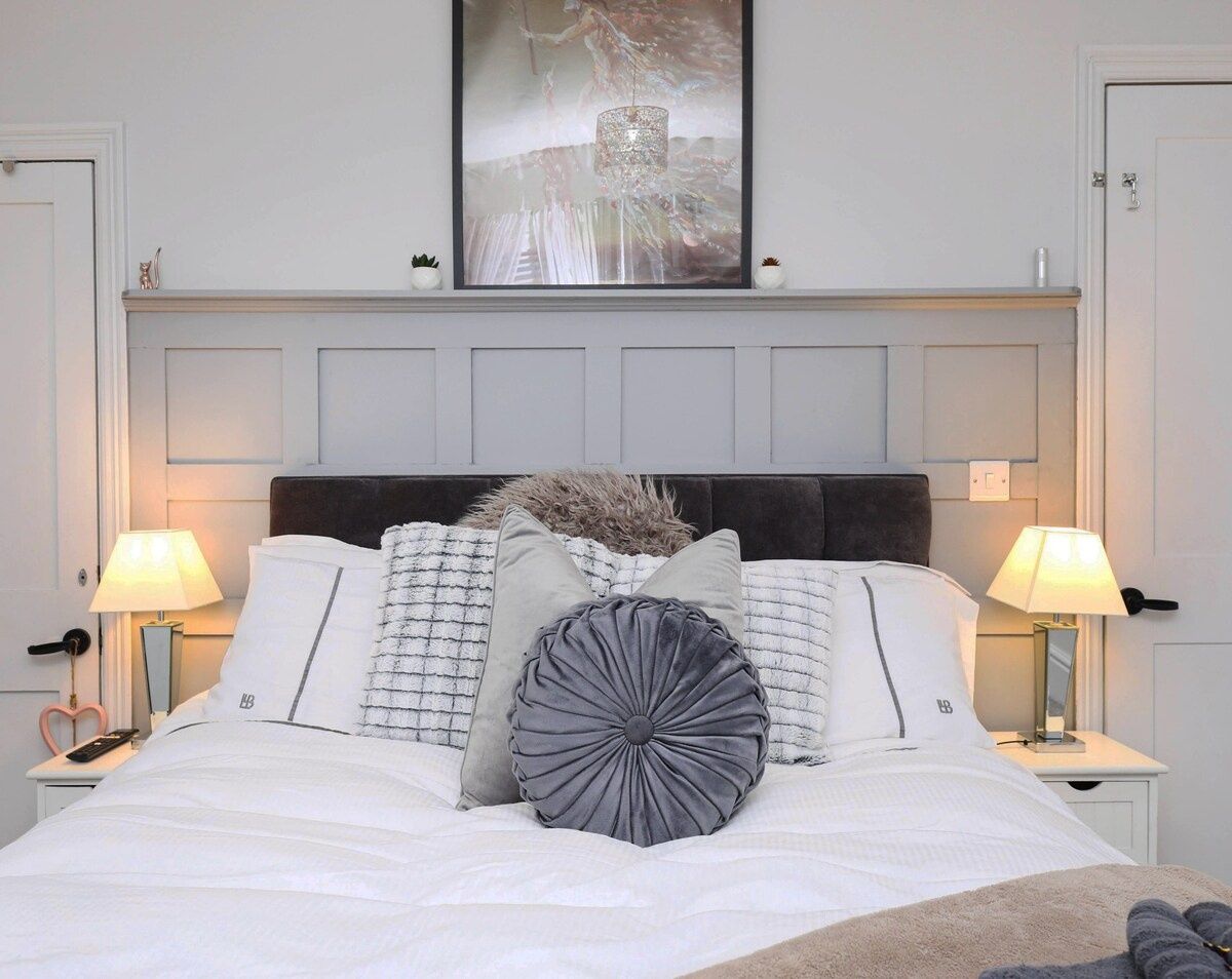 Cosy 2-Bed Home by Pink Flamingo Holdings, Perfect for Business & Groups