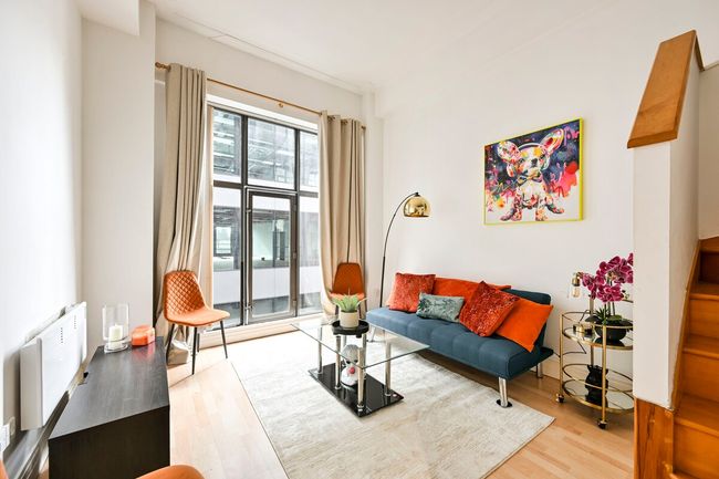 2BR Loft-Style Comfort Near London Attractions