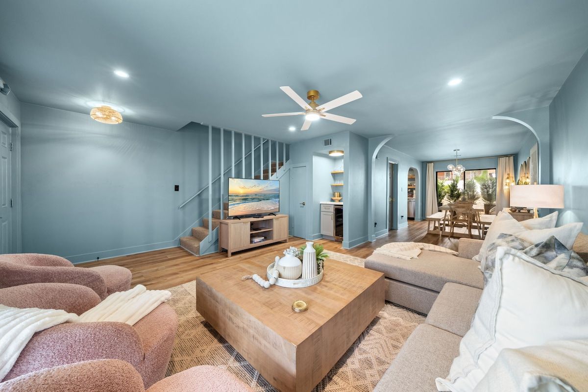 Gulf Winds Beauty in Blue! Beach Service •Pool • 2 suites