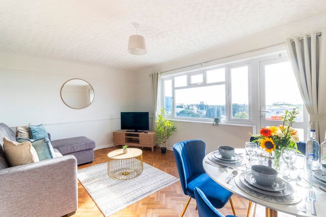 Stunning Sea View 2 bedroom Sleeps 6- Free Parking