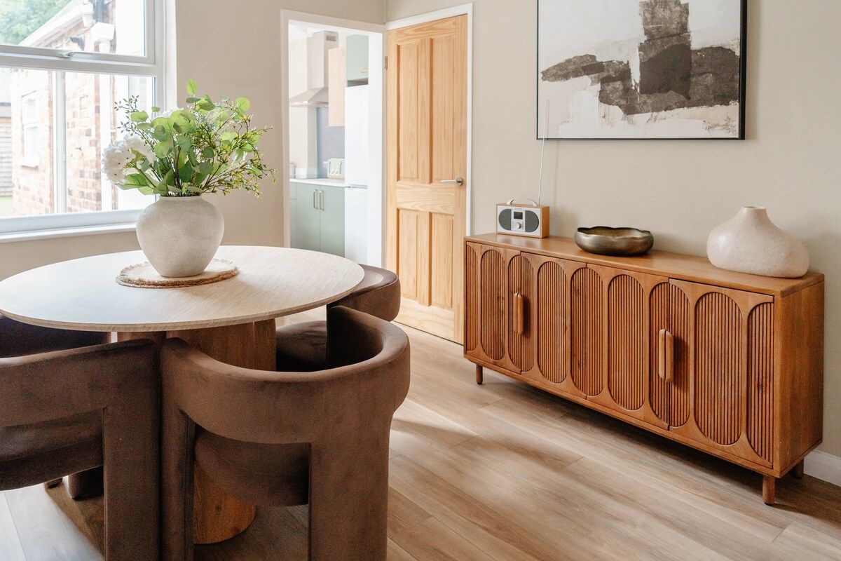Calming Boutique Home - Walk to City