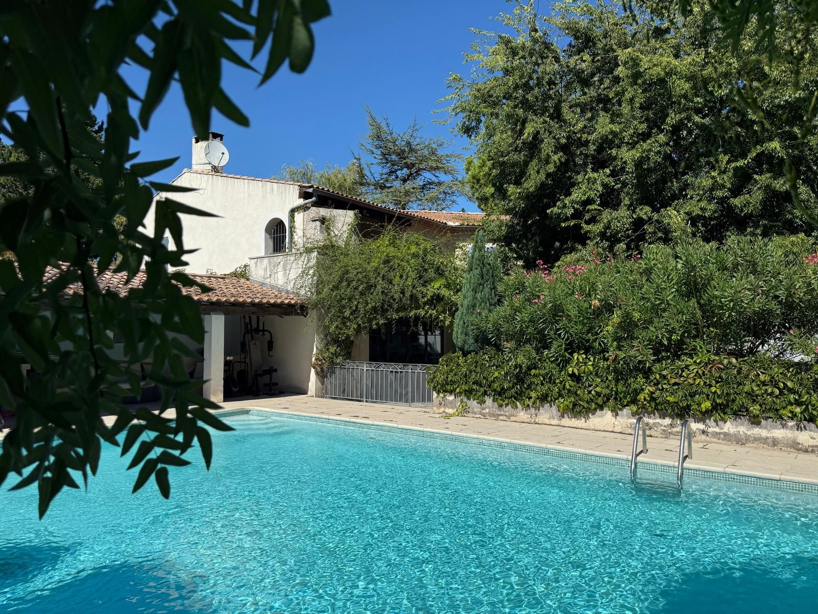 2 Bed Apartment with Beautiful Garden View, close to Avignon
