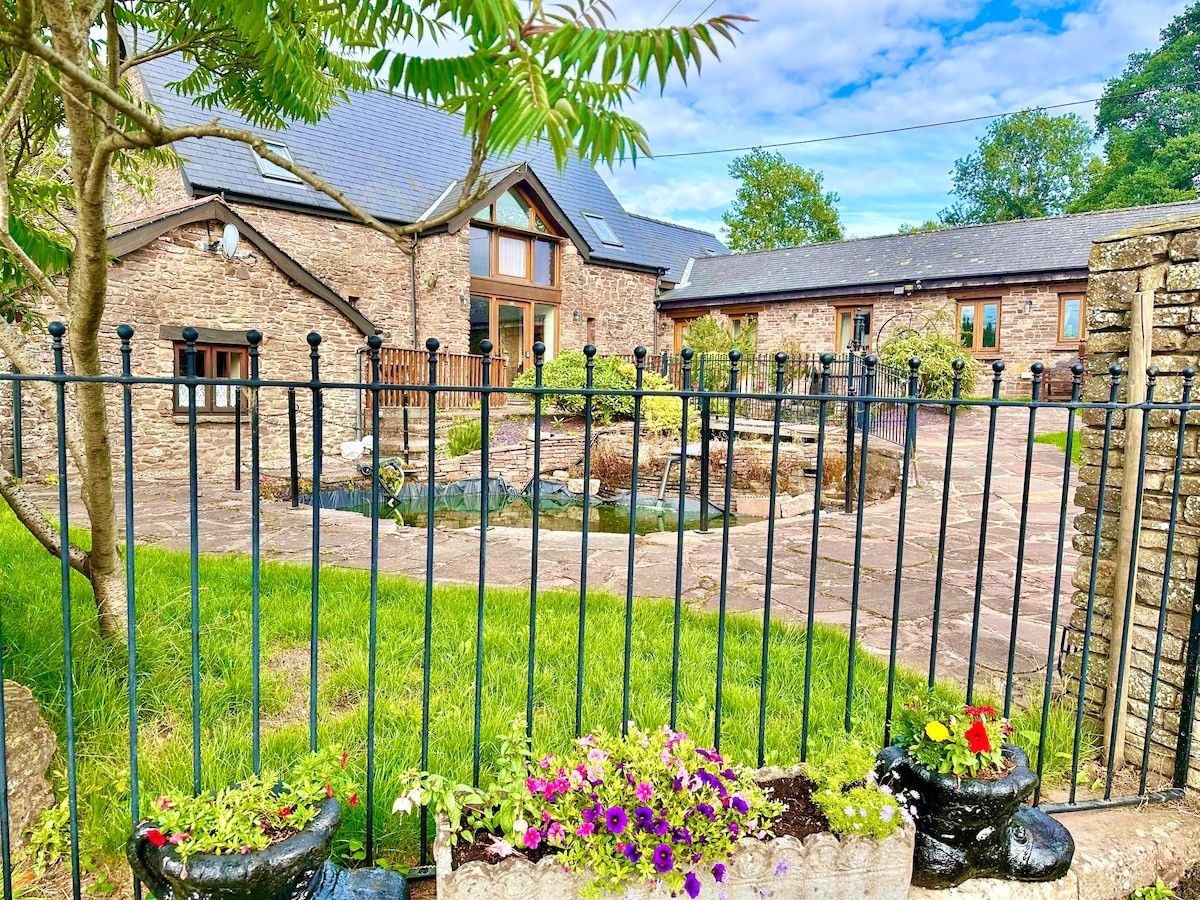 Luxury FOUR bed RURAL former hayloft for 6 guests