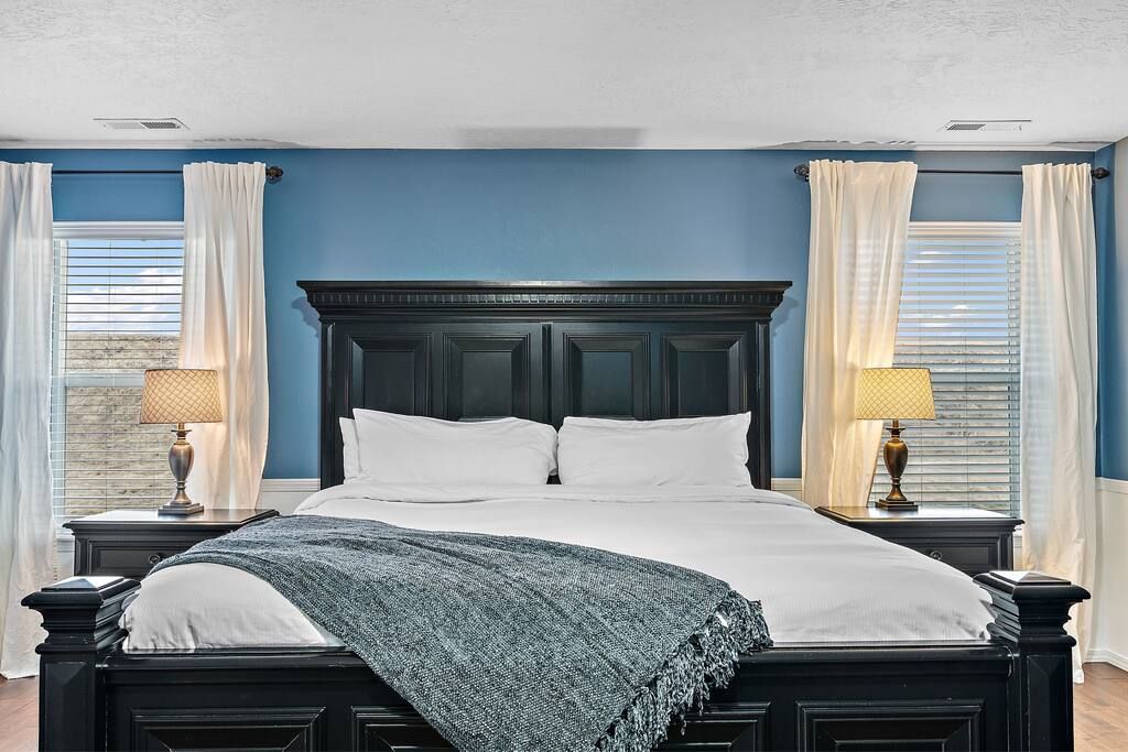 The Tangle Suite - A 4500 sqft Boise Home | 9 Beds | Dual Masters | 85
