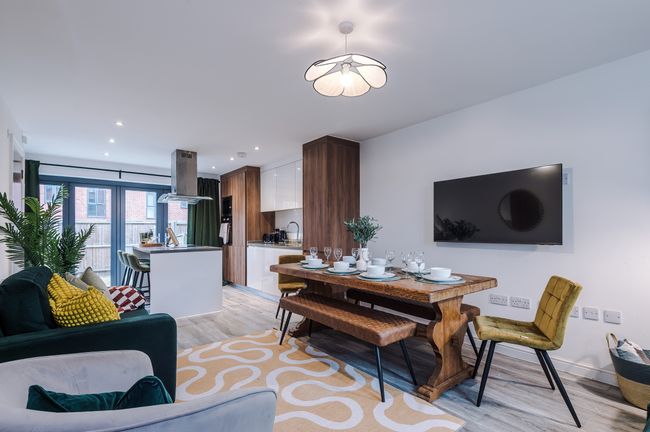 Stunning BIG House with Parking 7 Beds by PureStay - Long Stays!