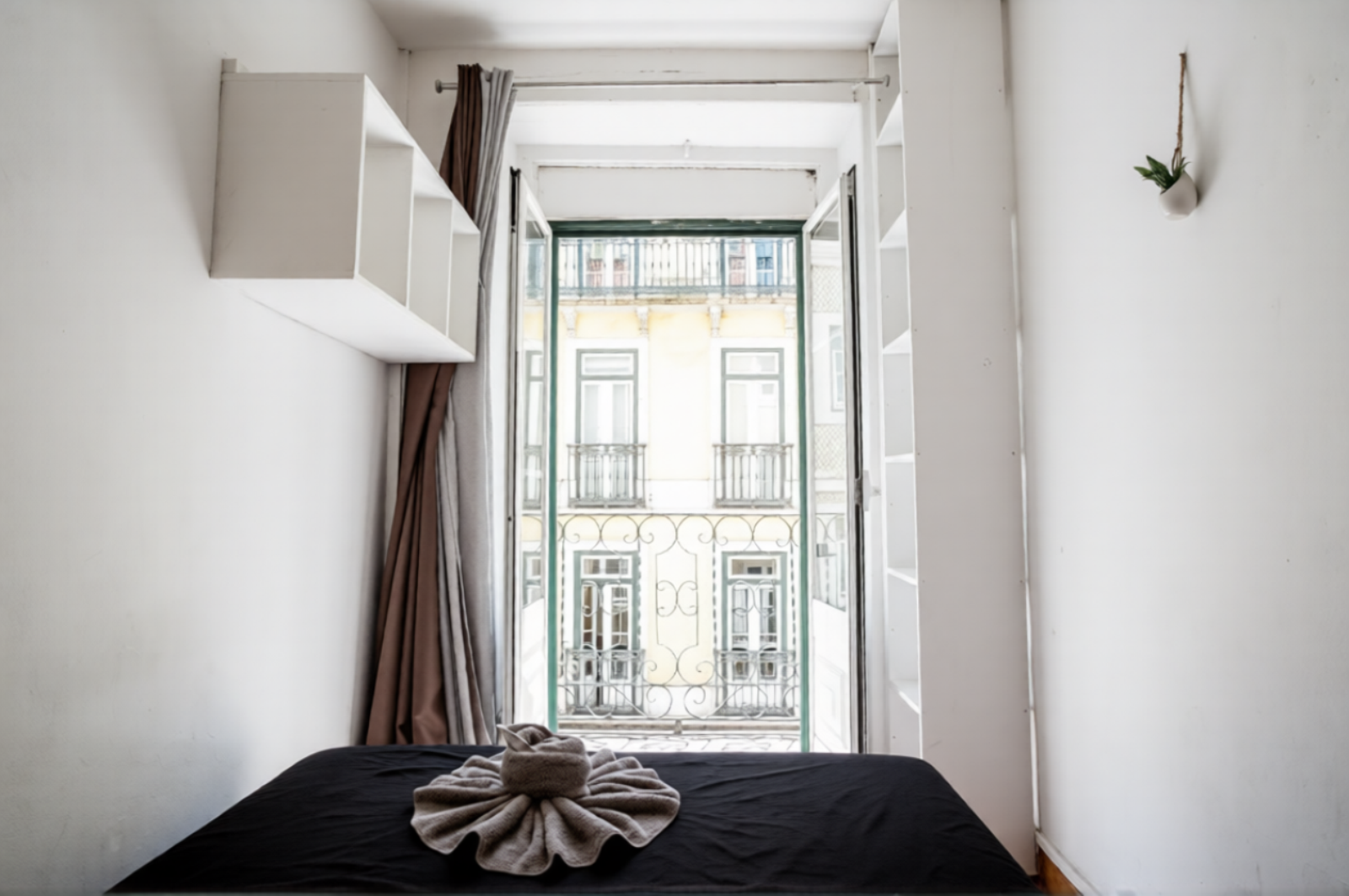 Private Room with Balcony by LX Factory Alcantara
