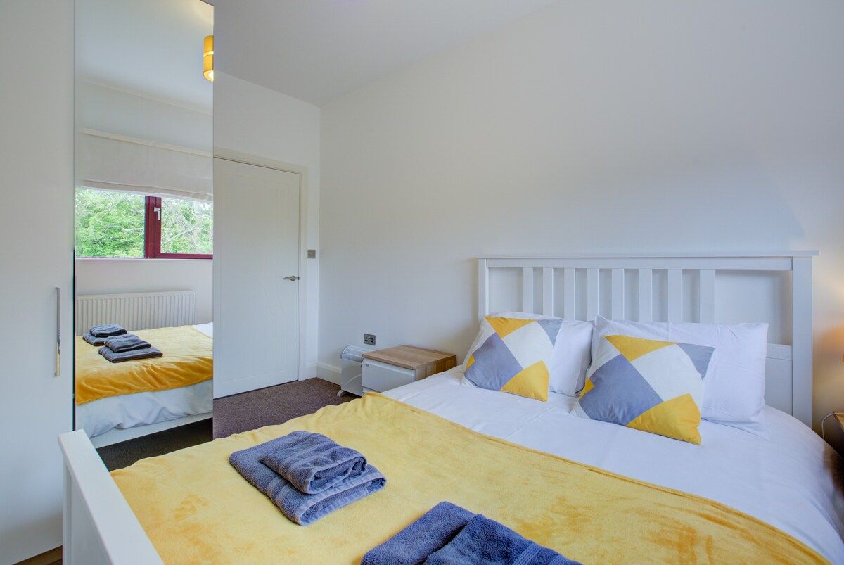 Fareham Centre Flat with Free Parking for 2 Cars