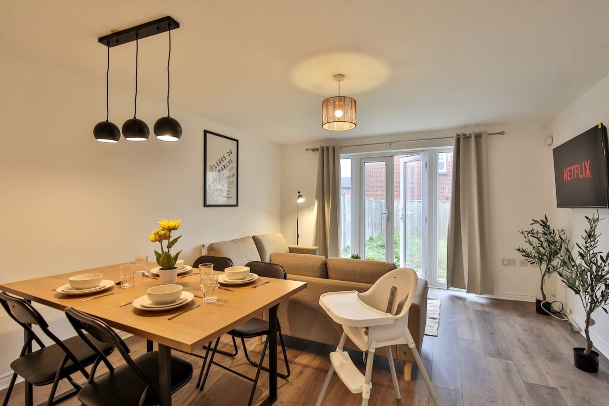 Bolton House | Bolton | Free Parking