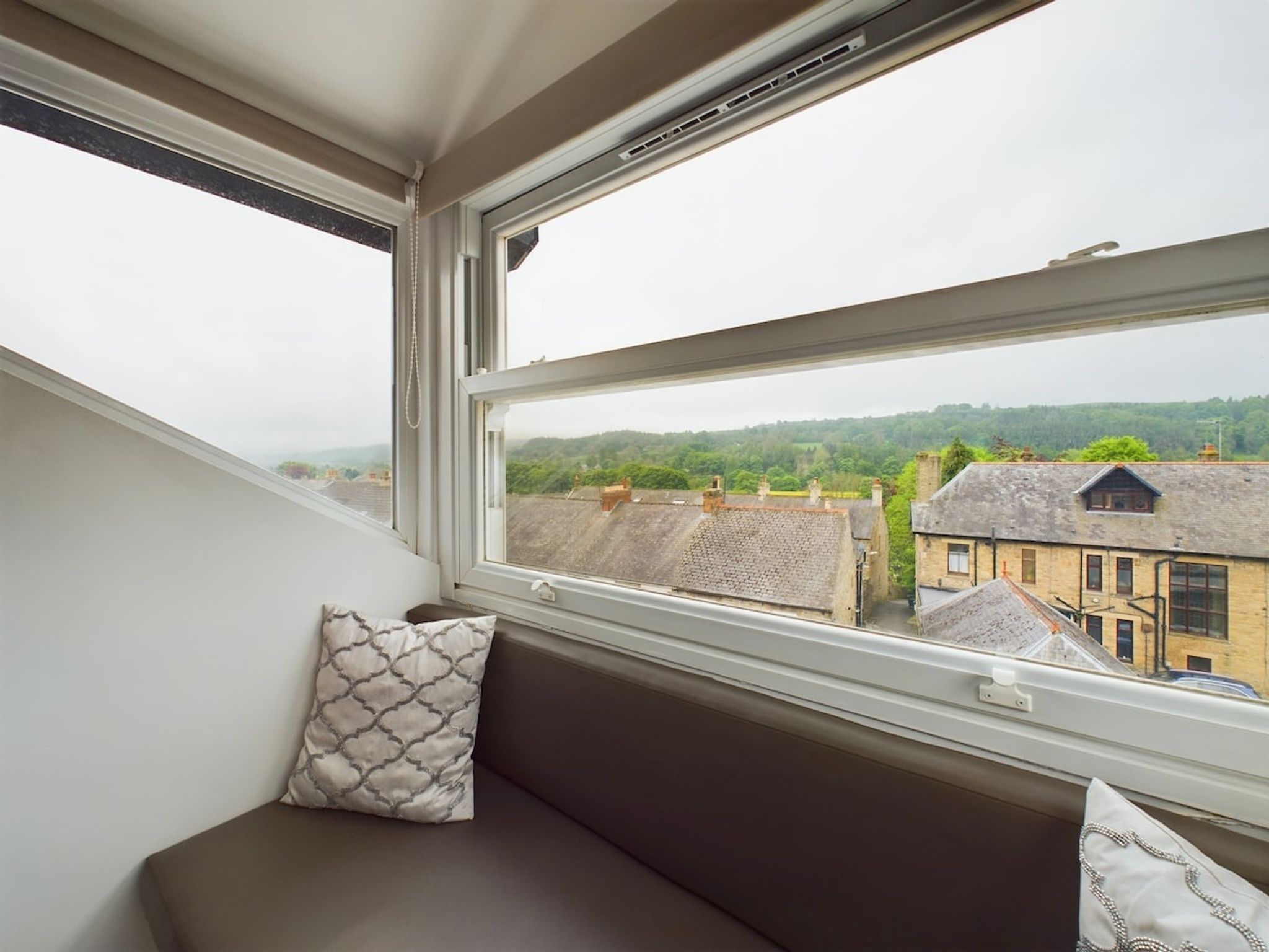 3100