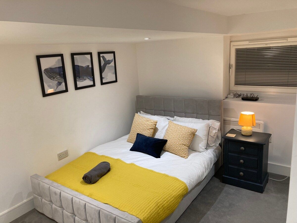 Garden 1 Bed Flat in City Centre w/Free Parking