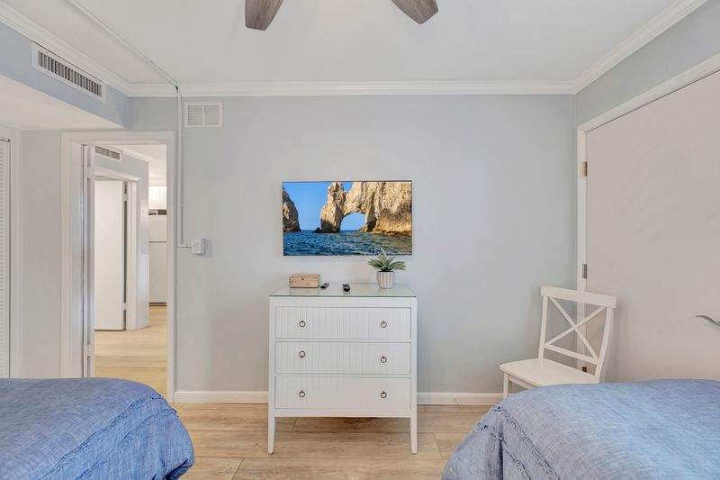 Perfectly-Located 2-Bed at Naples Beach & Town — photo 8