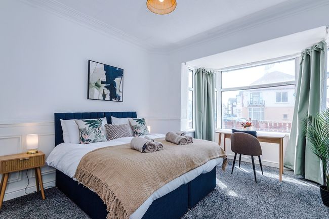 Blackpool Beach Break| 2 Stylish Flats | Sleeps 10