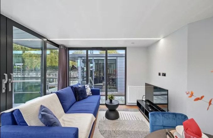 London Waterfront Escape | Stylish Lodge for 6