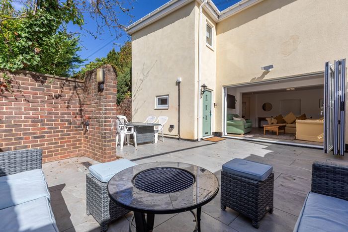 House in near Southampton, Botley: The Hideaway at Park House | Sleeps 10 | Parking, photo 3
