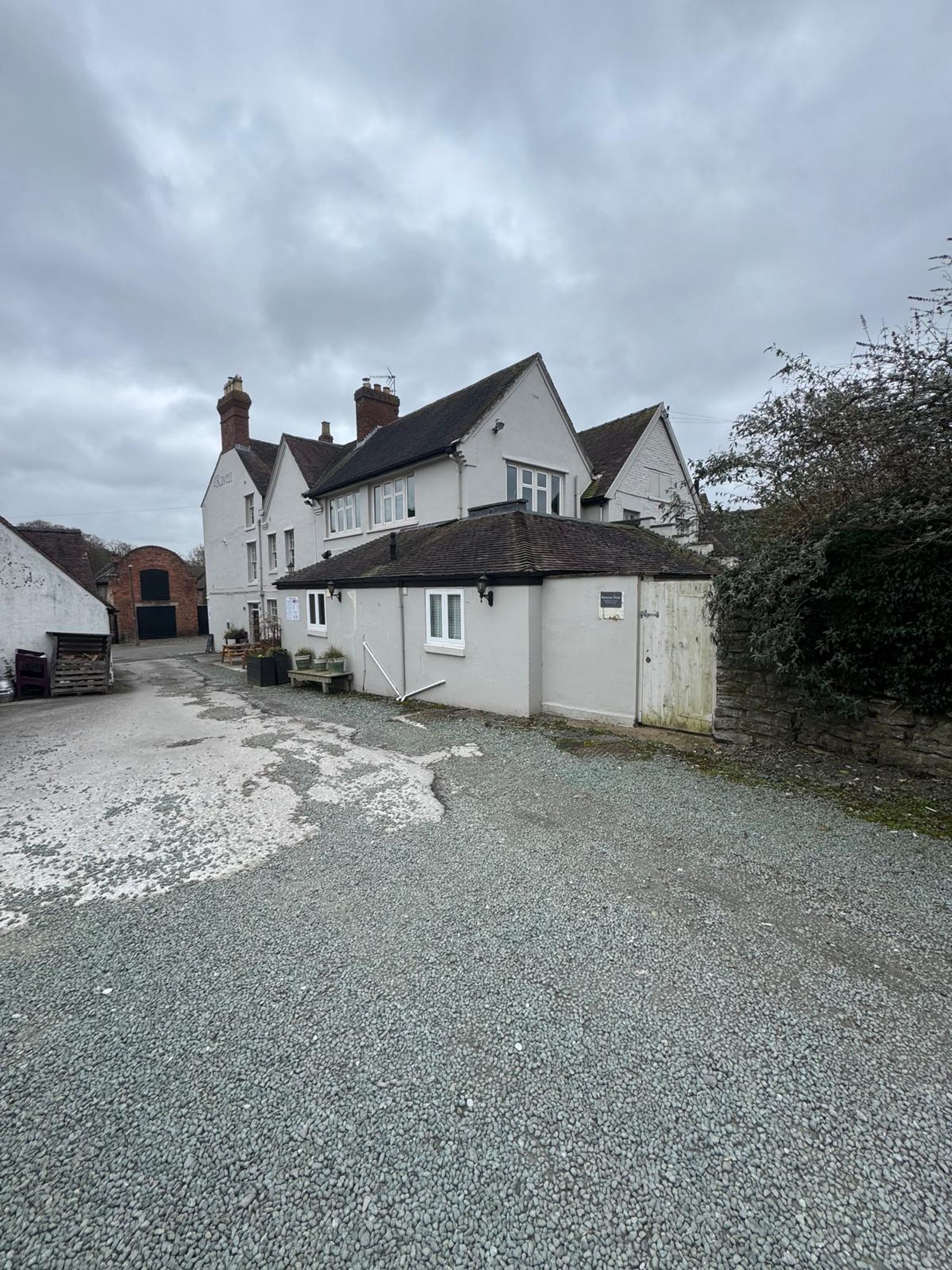 Raven Hotel – Coach House | Central Location