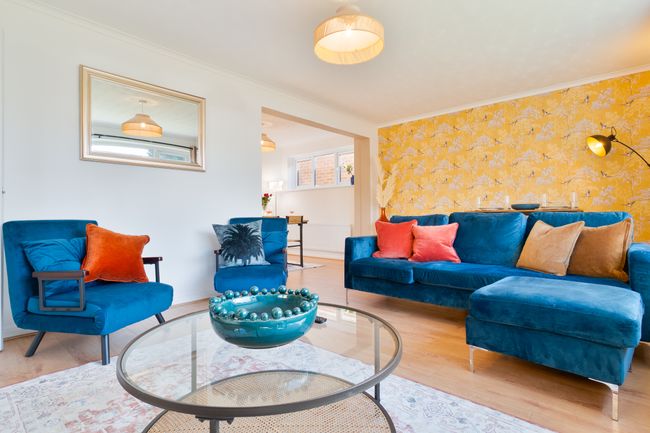 Stylish 4 Bedroom Spacious House w/ Parking - Sleeps 10 - Families & Contractors