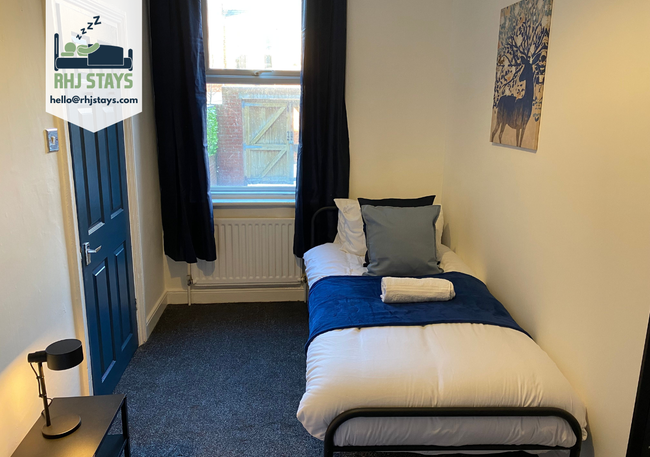 Overhill - Spacious 2 bed flat close to Newcastle