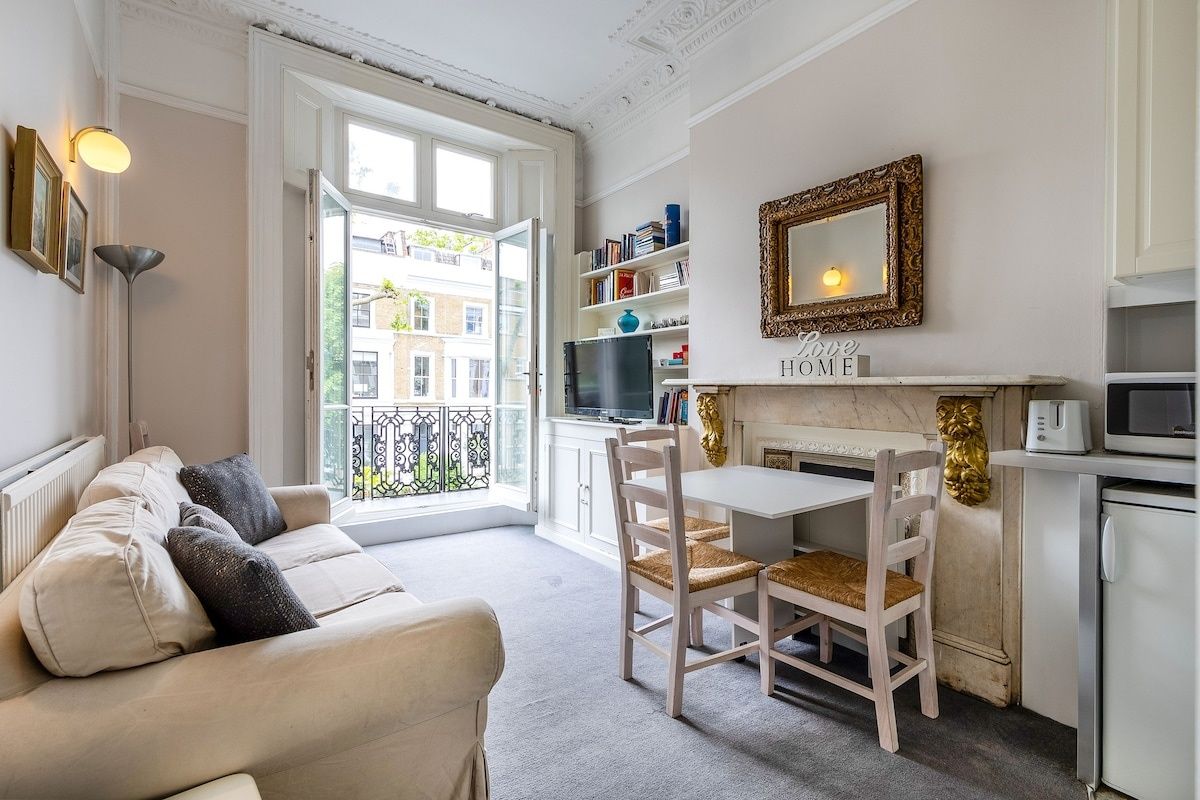 Flat next to tube, 10min walk to Portobello Market