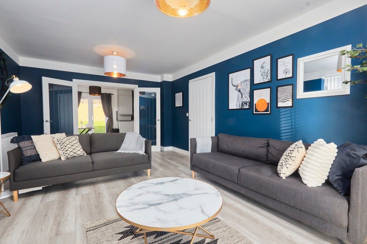 Homebird Property Short Lets Leeds -The Two Trees