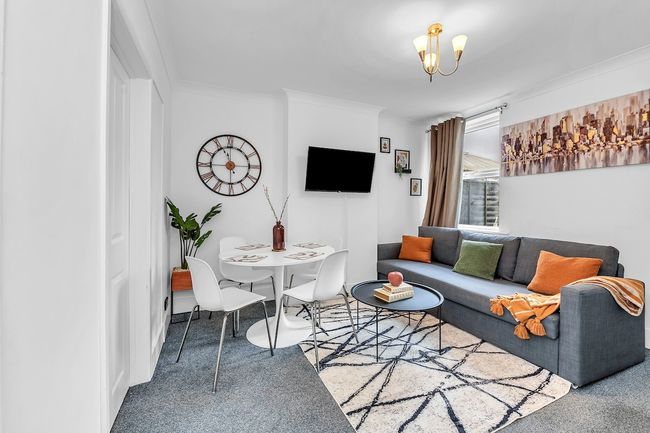 Long Stay Discount | 4BDR Flat By Homestyles Hosts Short Lets & Serviced Accommodation Ipswich w/Parking