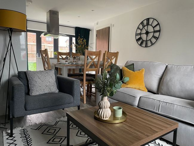 Beautiful 5 Bedroom Home in Manchester w Free Parking - Sleeps 10